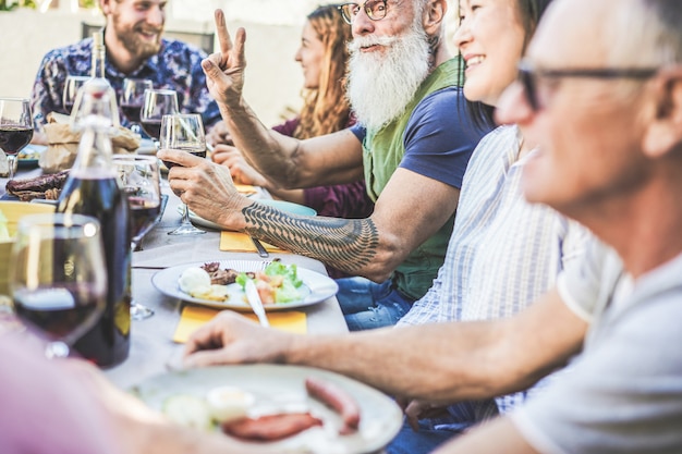 Héhé, manger et boire du vin au dîner barbecue en plein air backyar