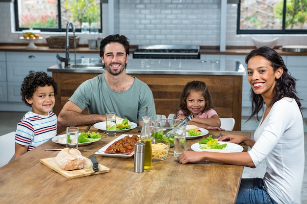 Héhé, Manger Ensemble Dans La Cuisine