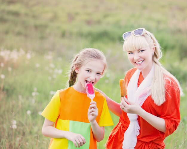 Héhé, manger des glaces à l'extérieur