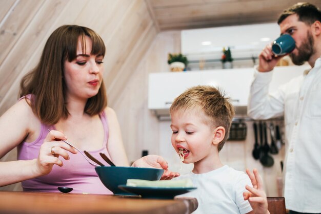 Héhé, manger des pâtes dans la cuisine