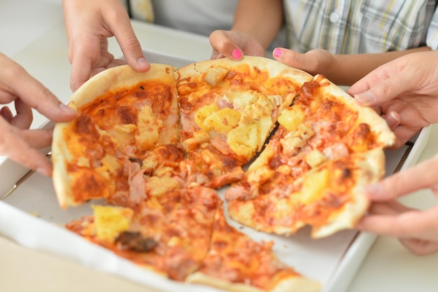 Héhé, manger de la pizza ensemble dans le parc d'automne