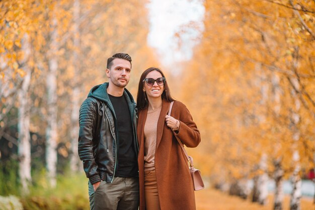 Héhé, marchant dans le parc d'automne aux beaux jours d'automne