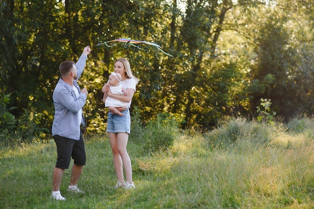 Héhé marchant sur le terrain dans la nature au coucher du soleil