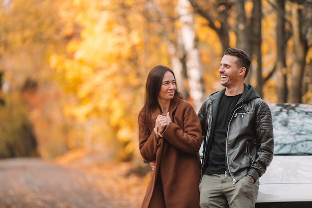 Héhé, marche en automne parc sur une journée ensoleillée d'automne