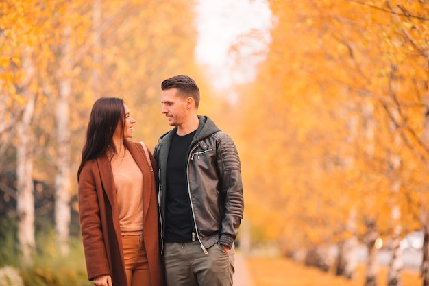 Héhé, marche en automne parc sur une journée ensoleillée