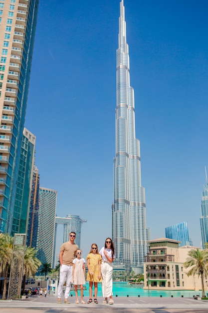 Héhé, marcher à Dubaï avec des gratte-ciel