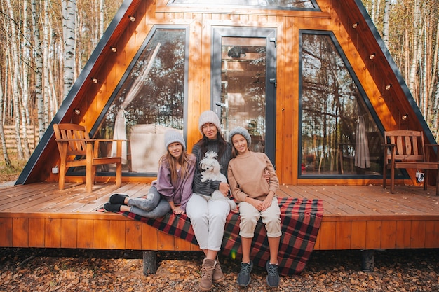 Héhé, mère et petits enfants à la journée d'automne s'amusent