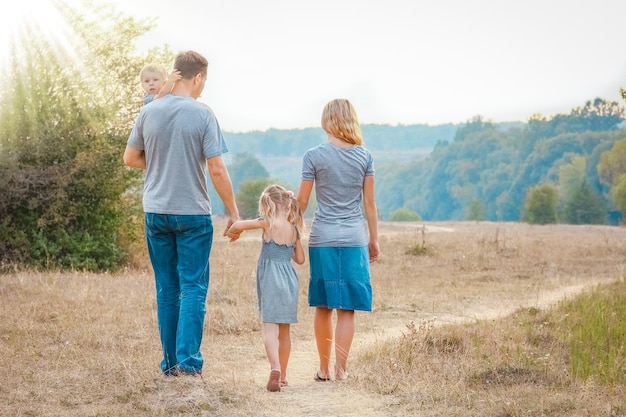 Héhé sur la nature des enfants repose sur le fond de la route