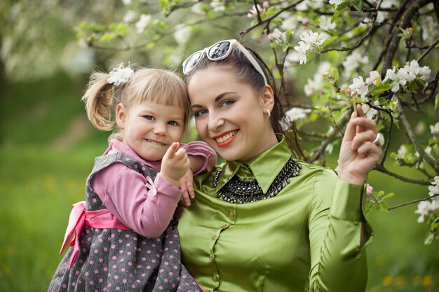 Héhé sur la nature en plein air mère et bébé fille sur le jardin vert