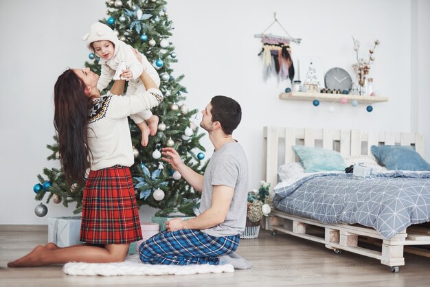 Héhé à Noël dans la matinée, ouverture de cadeaux ensemble près du sapin.