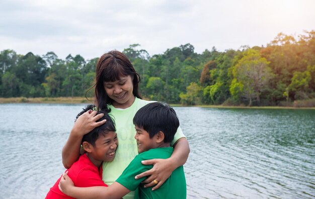 Héhé, passer du temps à l'extérieur étreindre et profiter de la vue sur la rivière Mère avec deux enfants