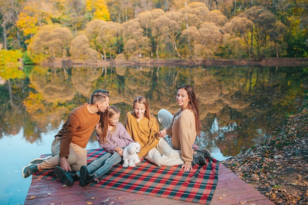 Héhé sur un pique-nique dans le parc à l'automne