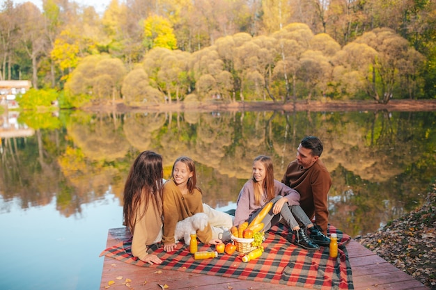 Héhé sur un pique-nique dans le parc à l'automne