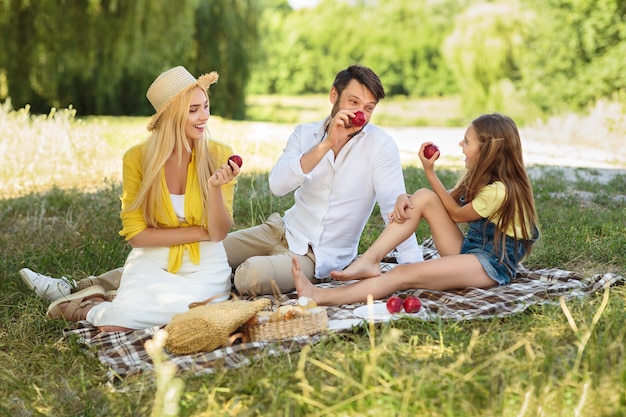 Héhé, pique-niquer et manger des pommes dans le parc