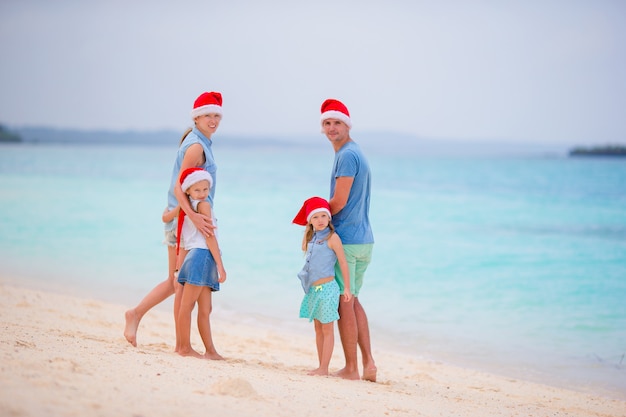 Héhé sur la plage blanche pendant les vacances d'été