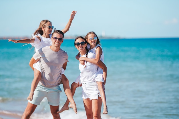 Héhé sur la plage pendant les vacances d'été