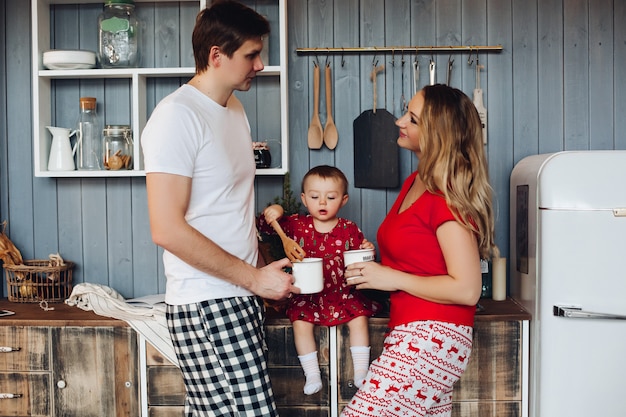 Héhé, Portant Des Pyjamas De Noël, Cuisiner Avec La Petite Fille.