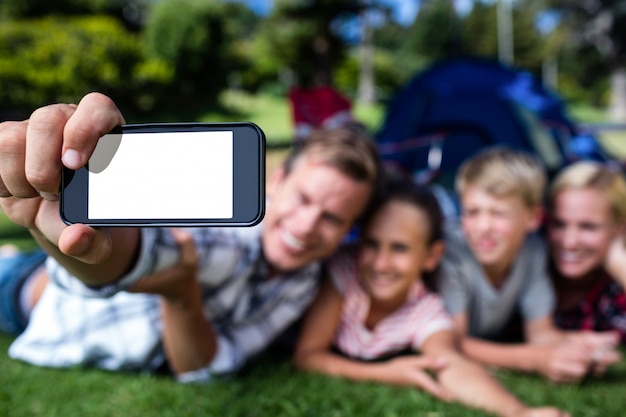 Héhé, prenant un selfie dans le parc