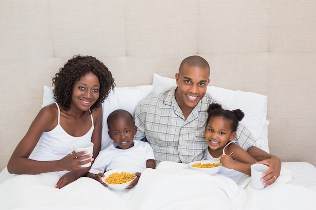 Héhé, prenant son petit déjeuner au lit ensemble le matin