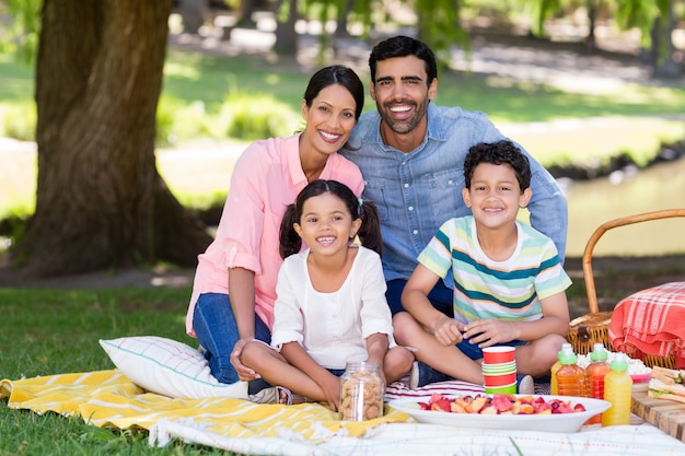 Héhé, prenant son petit déjeuner dans un parc