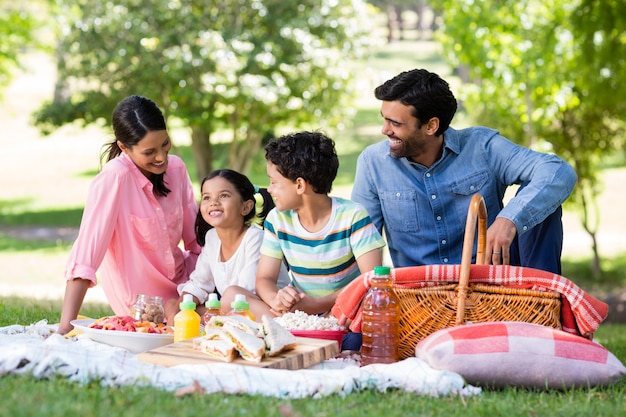 Héhé, prenant son petit déjeuner dans un parc