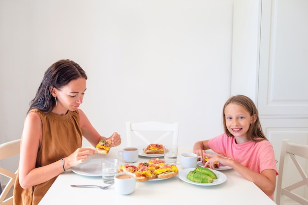 Héhé, prenant son petit déjeuner ensemble dans la cuisine