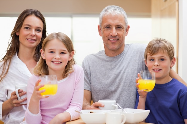 Héhé, prenant son petit déjeuner