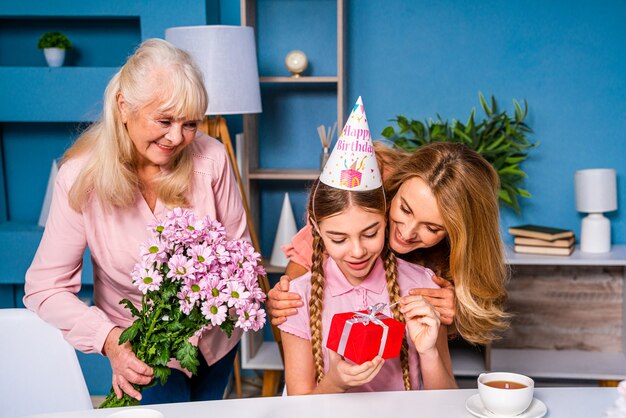 Photo héhé, prendre son petit déjeuner le matin à la maison et célébrer son anniversaire