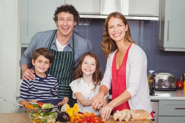 Héhé, préparant une salade de légumes