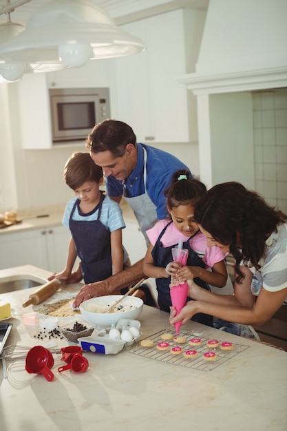 Héhé, préparer des cookies dans la cuisine