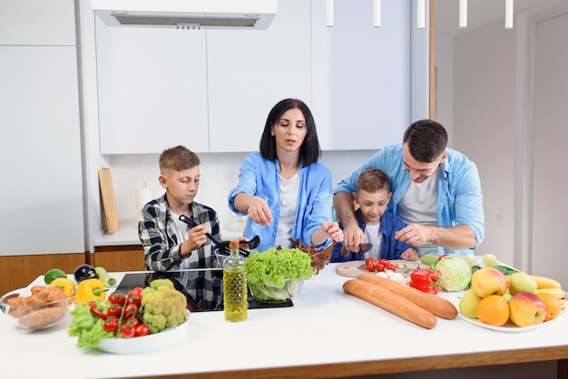 Héhé, préparer un petit-déjeuner végétarien sain avec des légumes et sur la cuisine