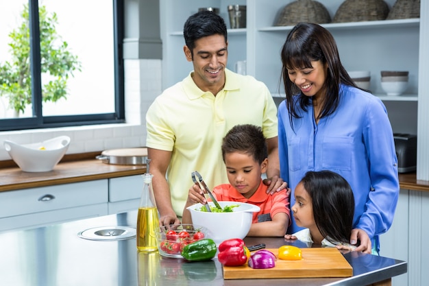 Héhé, préparer la salade dans la cuisine