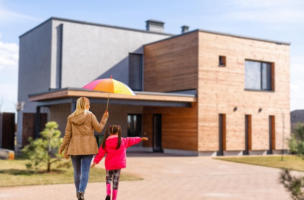 Héhé près de la nouvelle maison. Notion d'immobilier.