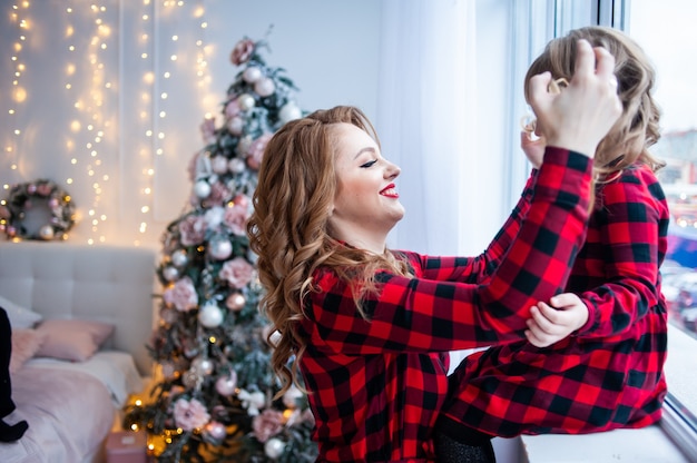 Héhé près de sapin de Noël