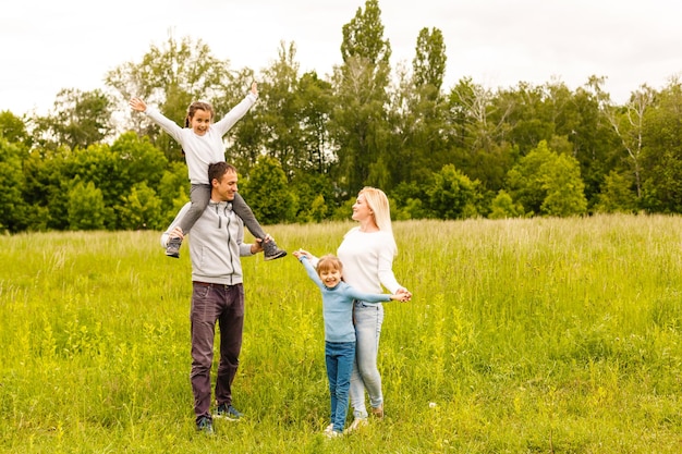 Héhé, profitant de la vie ensemble au pré en plein air.