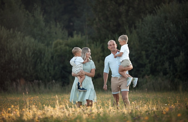 Héhé sur une promenade avec deux enfants