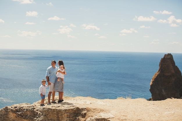 Héhé de quatre personnes marchant dans les montagnes. Notion de famille. Voyage en famille.