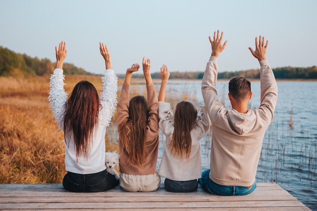 Héhé de quatre personnes profitant de la journée d'automne sur le lac