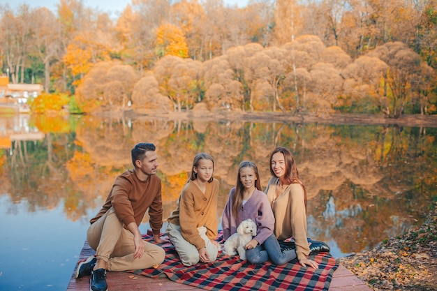 Héhé de quatre personnes profitant de la journée d'automne sur le lac