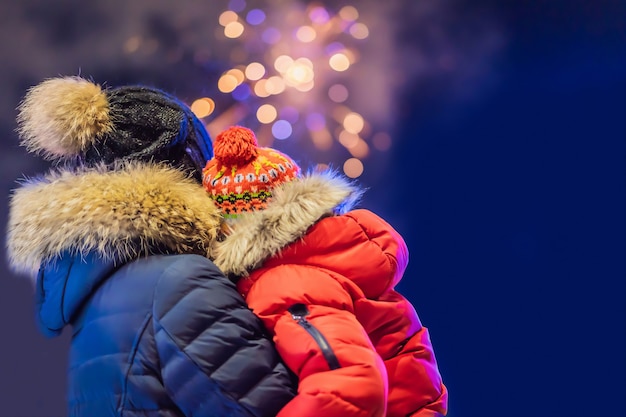 Héhé, à la recherche de feux d'artifice dans le ciel du soir