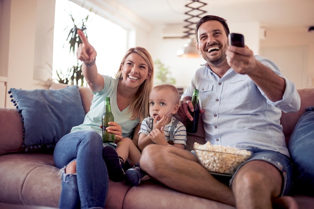 Héhé, regarder la télévision sur un canapé à la maison