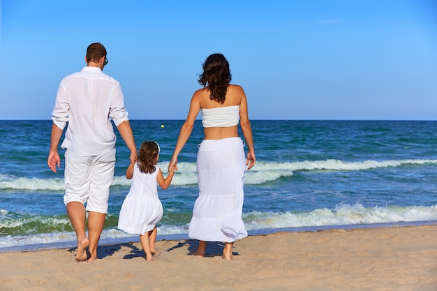 Héhé sur le sable de la plage à l&#39;arrière