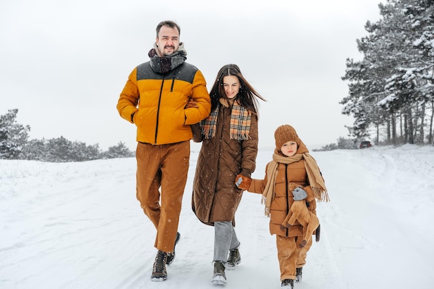 Héhé, se promener en hiver à l'extérieur dans la neige