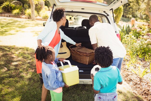 Héhé, sortir des objets de la voiture