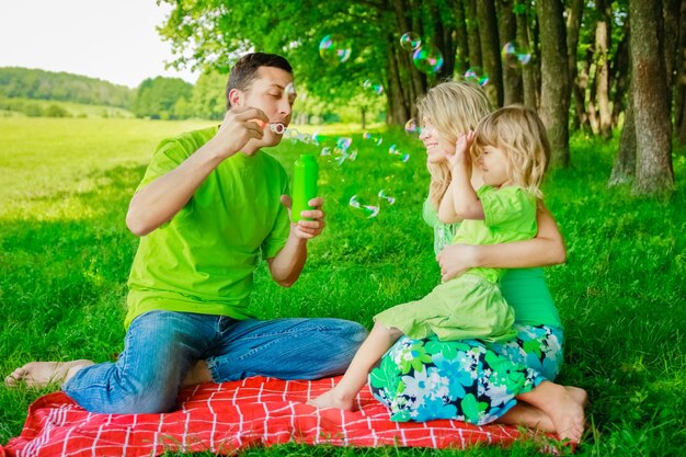 Héhé, soufflant des bulles dans le parc naturel