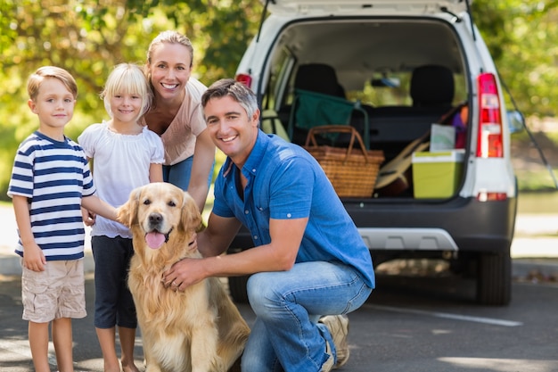 Héhé, souriant à la caméra avec leur chien