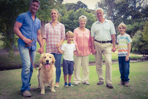 Héhé, souriant à la caméra avec leur chien