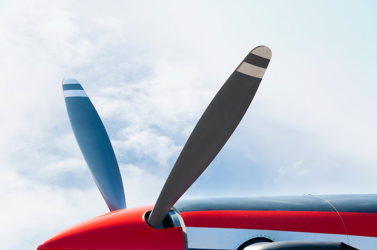 Photo hélice d'avion vintage avec moteur radial sur ciel bleu