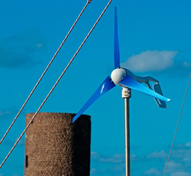 Hélice bleue et blanche avec la vieille tour sur le fond