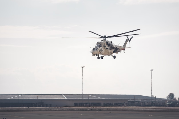 Hélicoptère d'attaque quittant la base aérienne